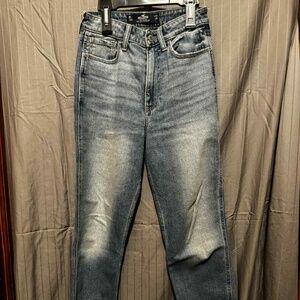 Hollister Ultra High-Rise Mom Jeans - Vintage Stretch